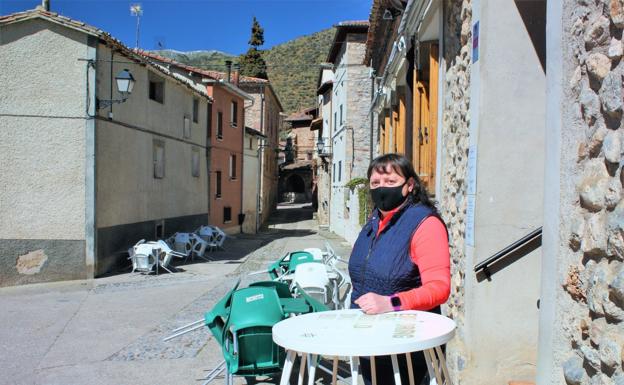 Inés Marcos, en la puerta del bar con parte de la terraza al fondo. 