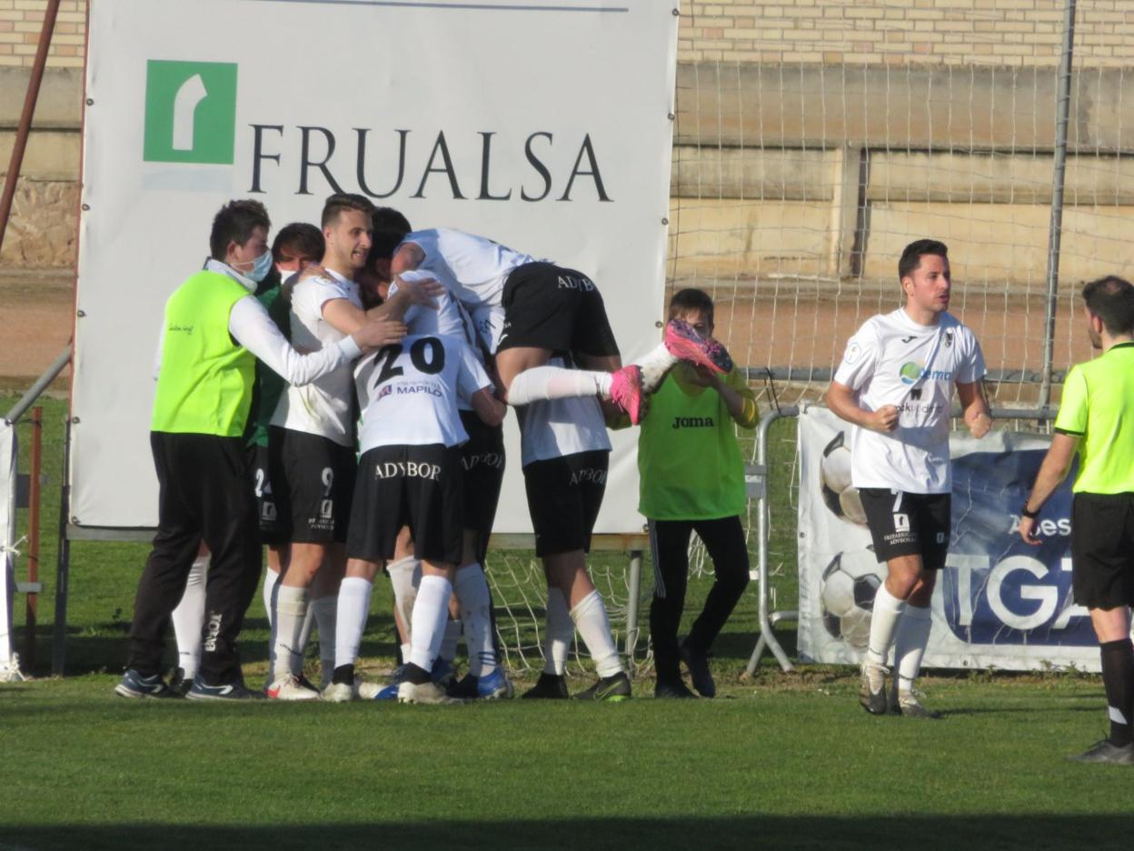 Los blanquillos celebraron el gol en el añadido ante el Vianés. 