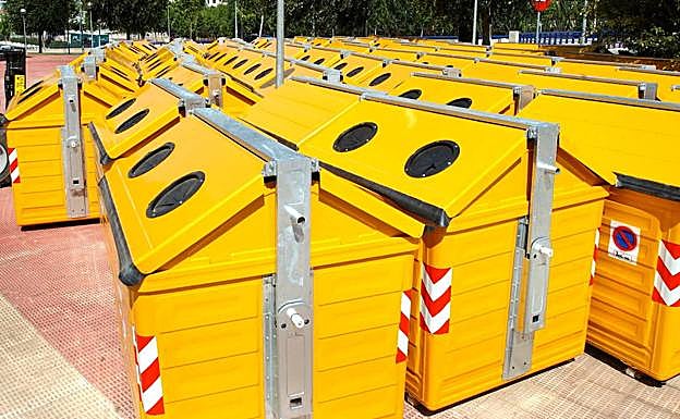 Contenedores amarillos para el reciclaje de envases. 