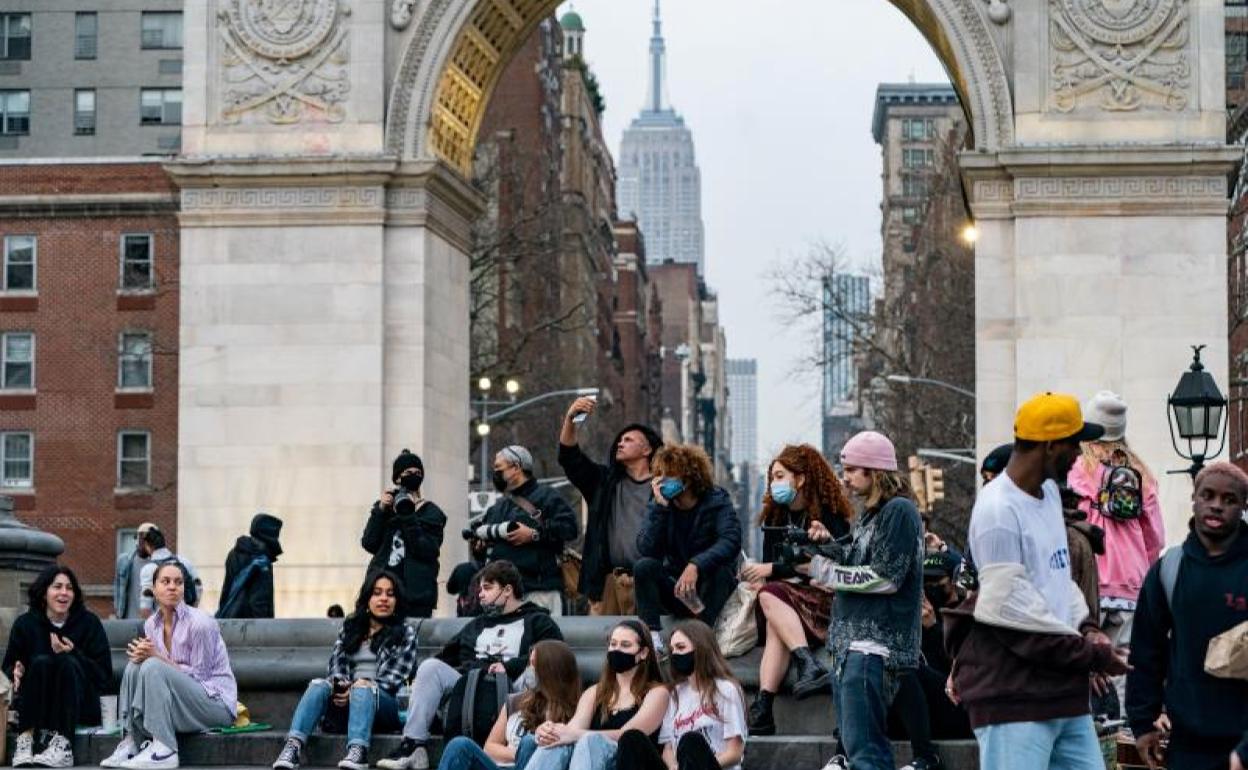 Varias personas se reúnen sin mascarilla en una plaza de Manhattan (Nueva York).