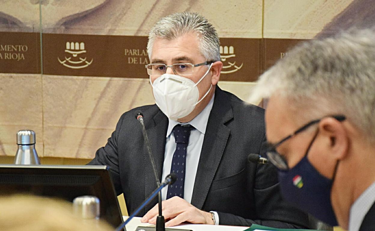 José Ángel Lacalzada durante su comparecencia parlamentaria. 