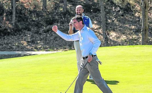 Un golfista celebra la finalización de un buen hoyo. 