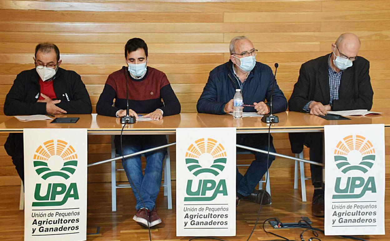 Los representantes de UPA durante la rueda de prensa. 