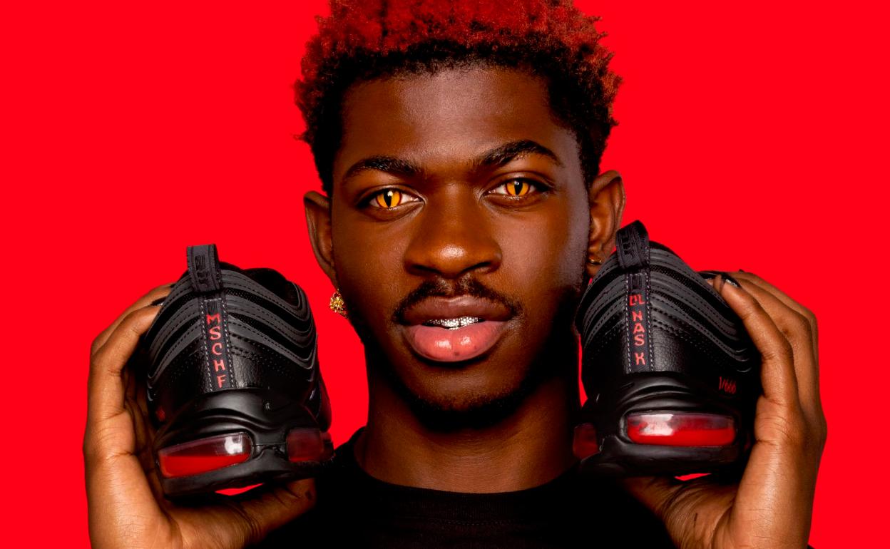 El rapero Lil Nas X muestra sus 'zapatillas de Satán', con la sangre en la cámara de aire de la suela.