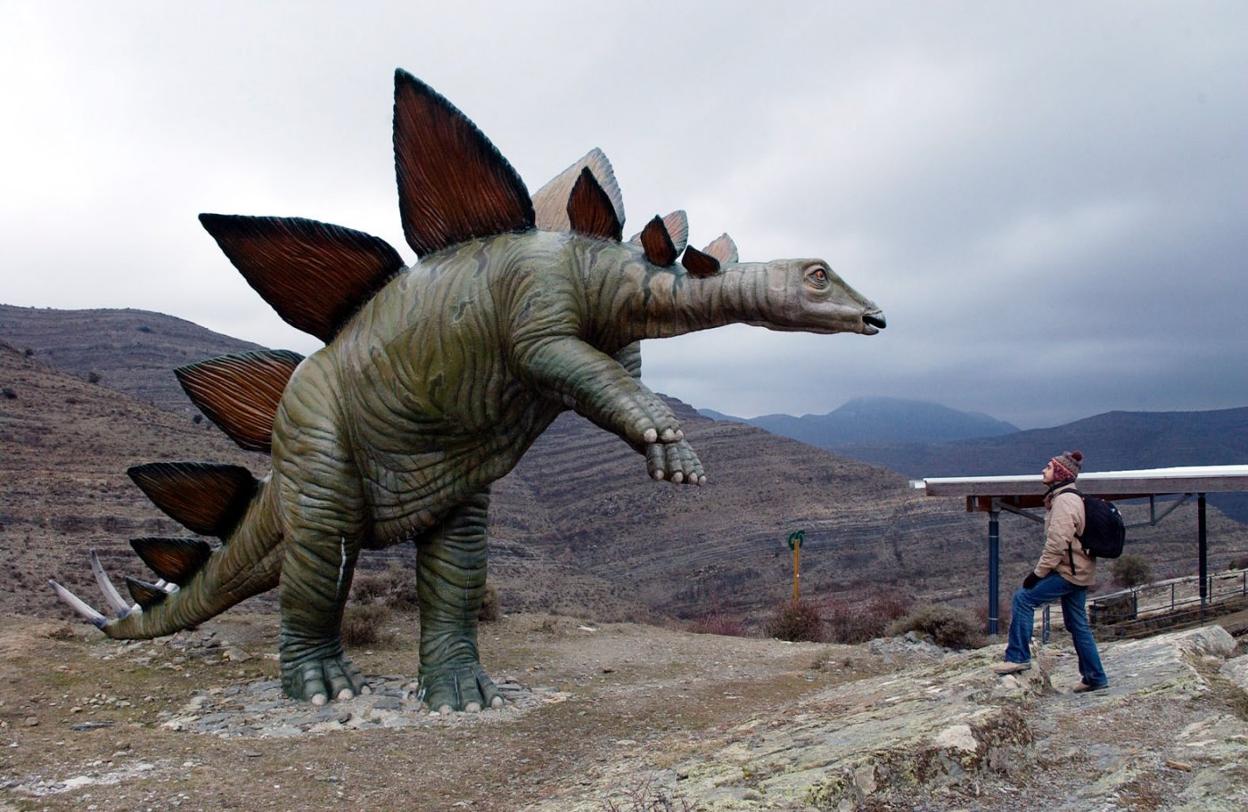 Reproducción de un dinosaurio en el yacimiento de icnitas de Peñaportillo, Munilla. 