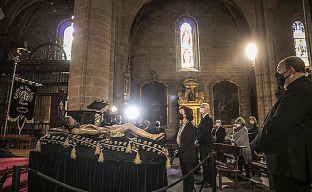 Imagen principal - La Redonda acoge la Limpieza del Cristo más silenciosa