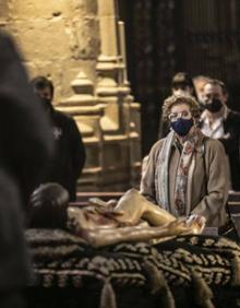 Imagen secundaria 2 - La Redonda acoge la Limpieza del Cristo más silenciosa