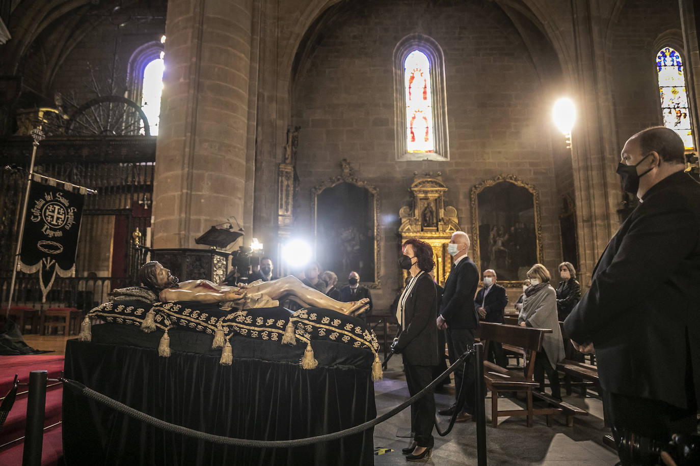 Fotos: Silencio y recogimiento en la limpieza del Cristo del Santo Sepulcro