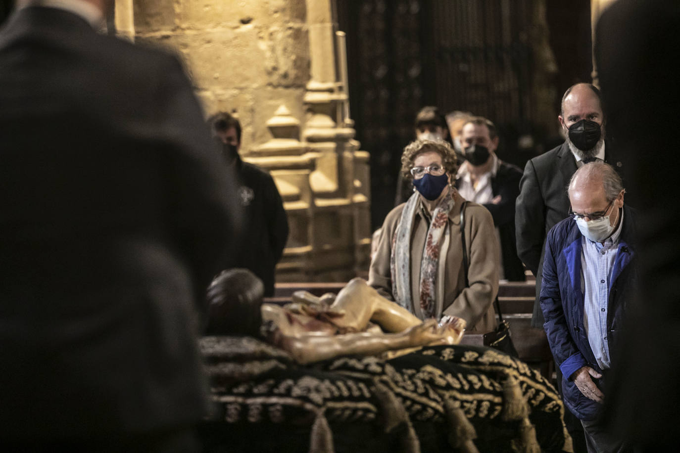 Fotos: Silencio y recogimiento en la limpieza del Cristo del Santo Sepulcro