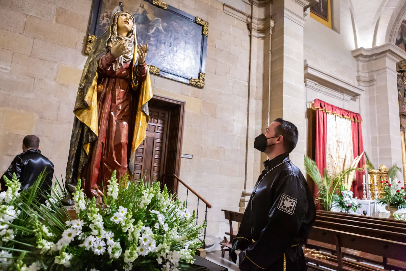 En La Redonda, la Cofradía de la Virgen de la Soledad realizó el Miércoles Santo el acto denominado 'Los siete encuentros con la madre'.