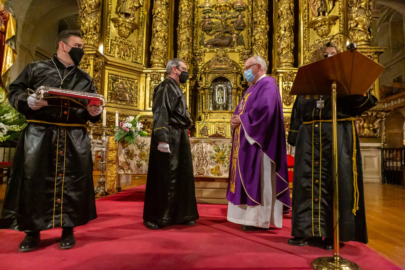 En La Redonda, la Cofradía de la Virgen de la Soledad realizó el Miércoles Santo el acto denominado 'Los siete encuentros con la madre'.