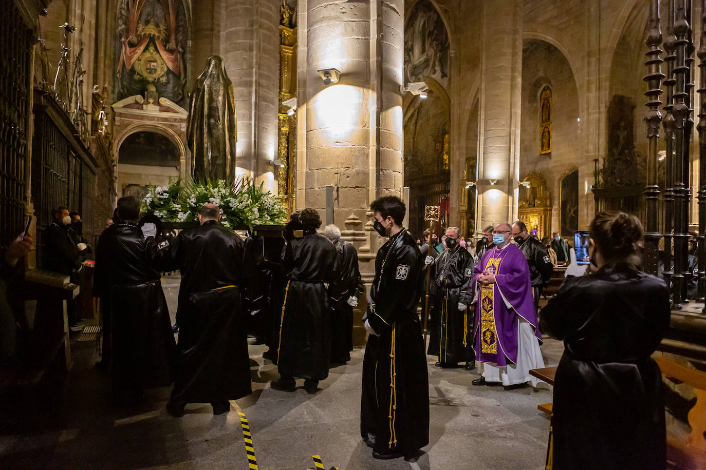 En La Redonda, la Cofradía de la Virgen de la Soledad realizó el Miércoles Santo el acto denominado 'Los siete encuentros con la madre'.