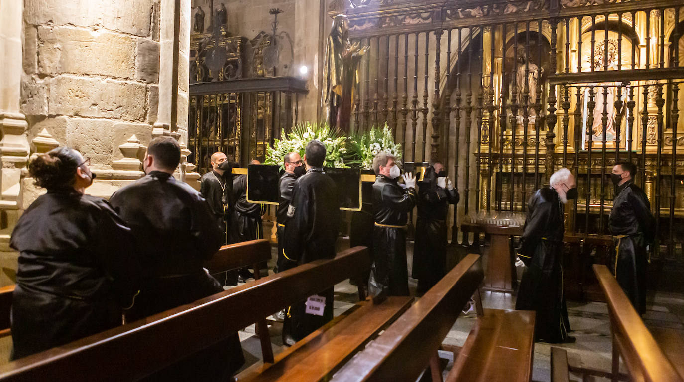 En La Redonda, la Cofradía de la Virgen de la Soledad realizó el Miércoles Santo el acto denominado 'Los siete encuentros con la madre'.