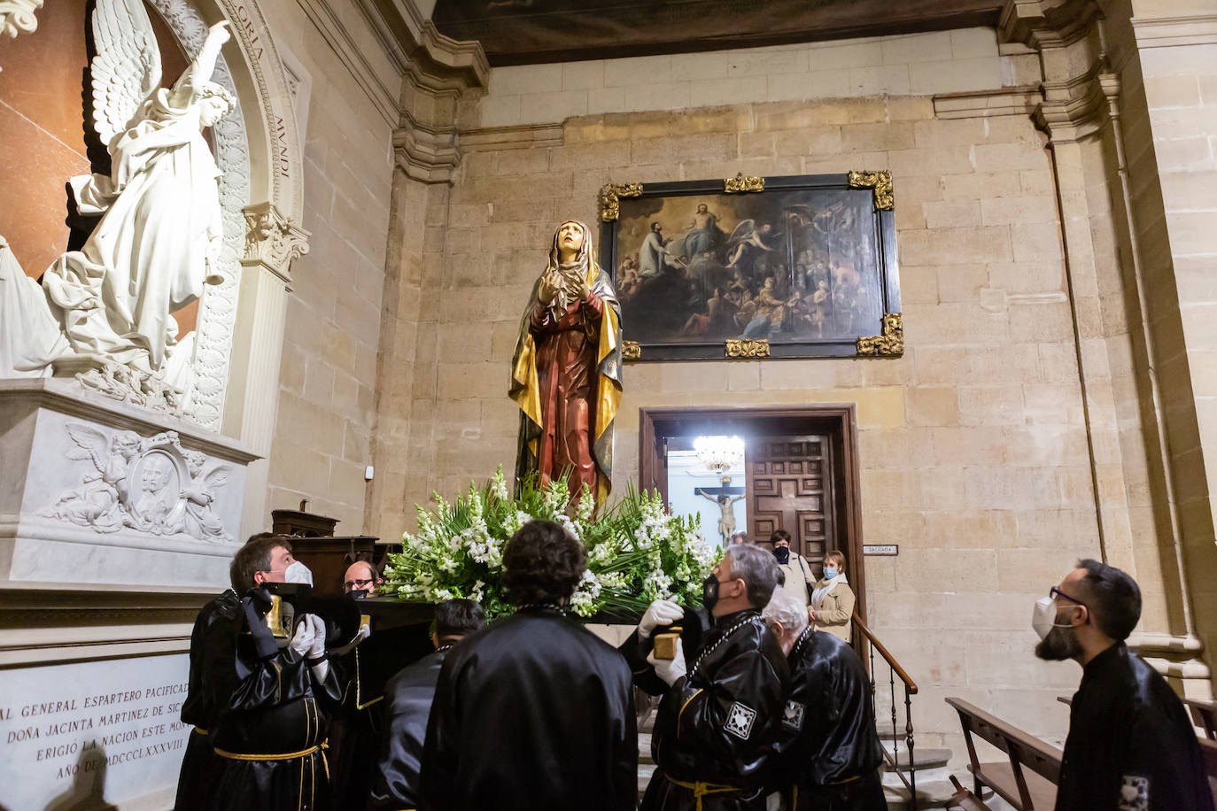 En La Redonda, la Cofradía de la Virgen de la Soledad realizó el Miércoles Santo el acto denominado 'Los siete encuentros con la madre'.