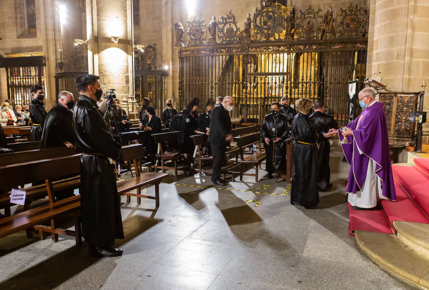 En La Redonda, la Cofradía de la Virgen de la Soledad realizó el Miércoles Santo el acto denominado 'Los siete encuentros con la madre'.