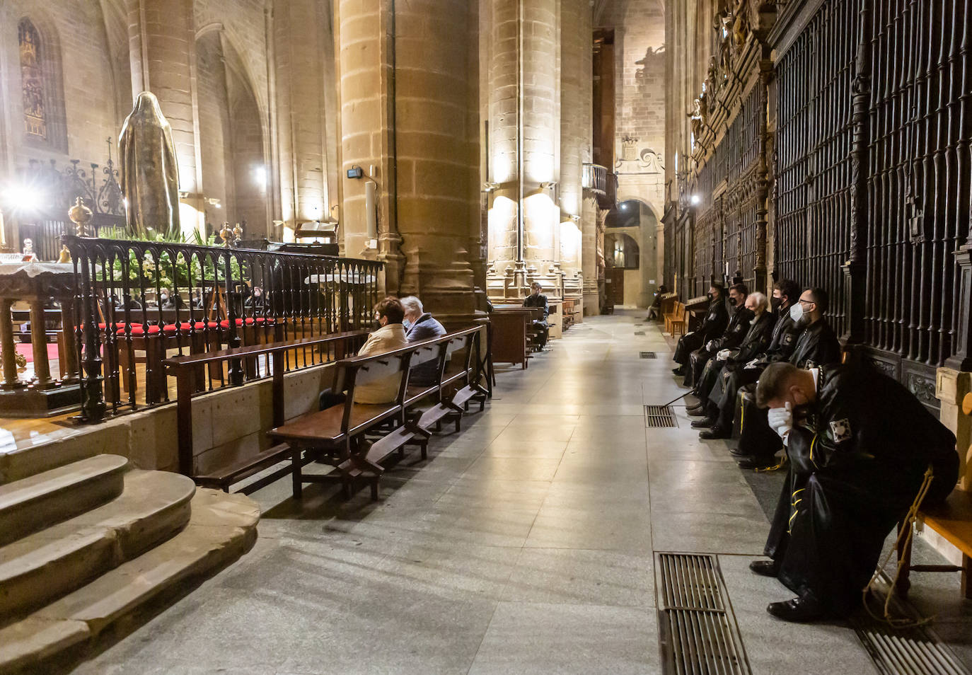 En La Redonda, la Cofradía de la Virgen de la Soledad realizó el Miércoles Santo el acto denominado 'Los siete encuentros con la madre'.