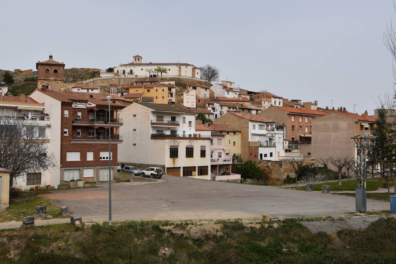 Las calles estaban desiertas en Cervera del Río Alhama y en Valverde en el primer día tras pasar al nivel 6 del semáforo por su alta incidencia de coronavirus.