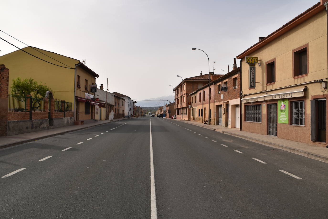 Las calles estaban desiertas en Cervera del Río Alhama y en Valverde en el primer día tras pasar al nivel 6 del semáforo por su alta incidencia de coronavirus.