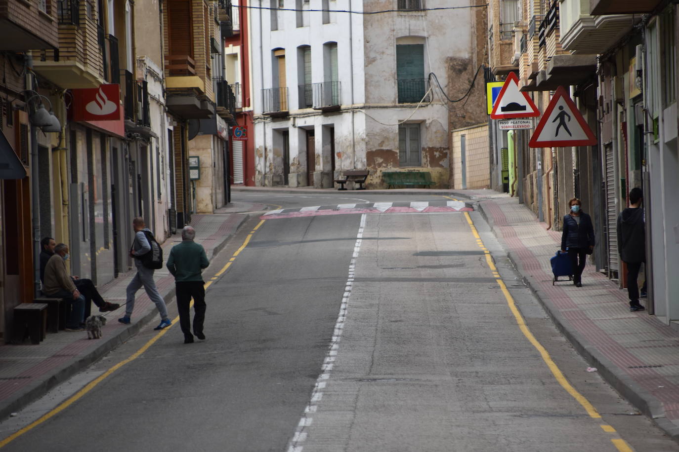 Las calles estaban desiertas en Cervera del Río Alhama y en Valverde en el primer día tras pasar al nivel 6 del semáforo por su alta incidencia de coronavirus.