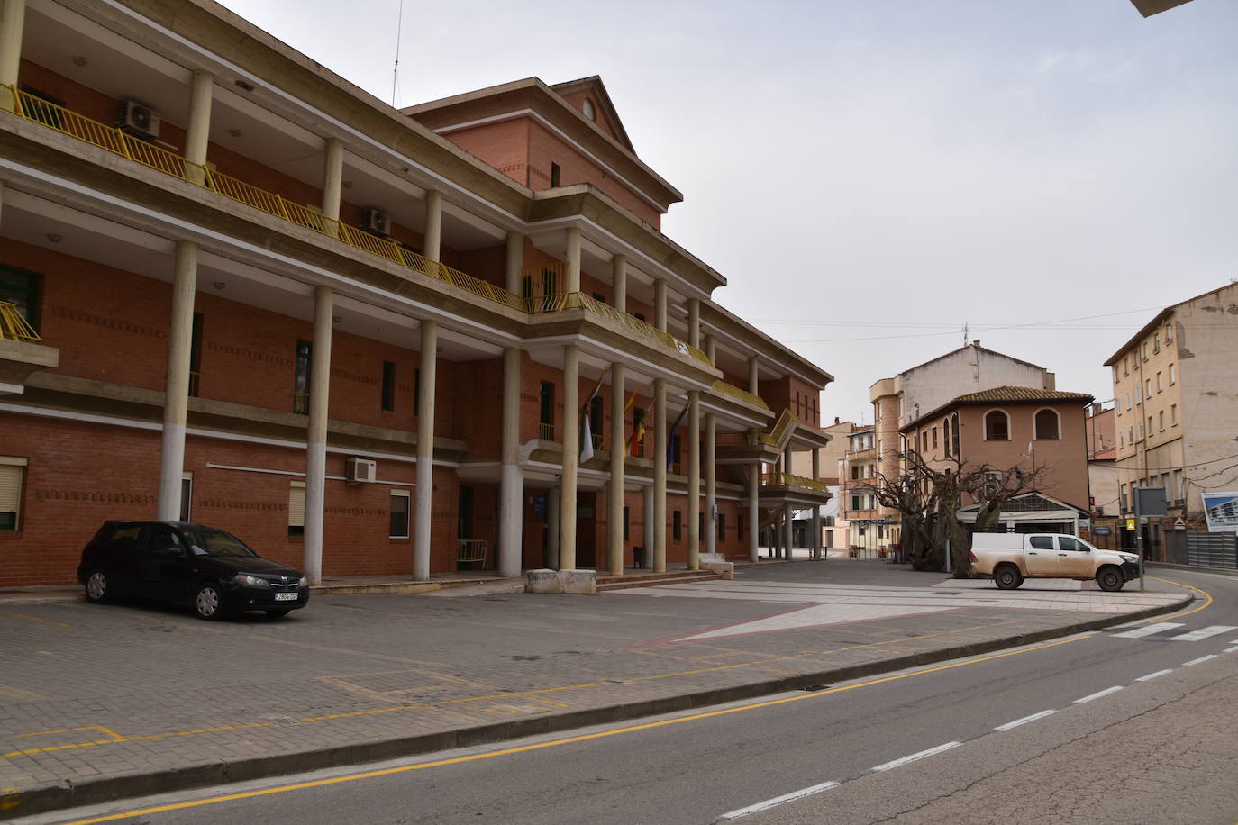 Las calles estaban desiertas en Cervera del Río Alhama y en Valverde en el primer día tras pasar al nivel 6 del semáforo por su alta incidencia de coronavirus.