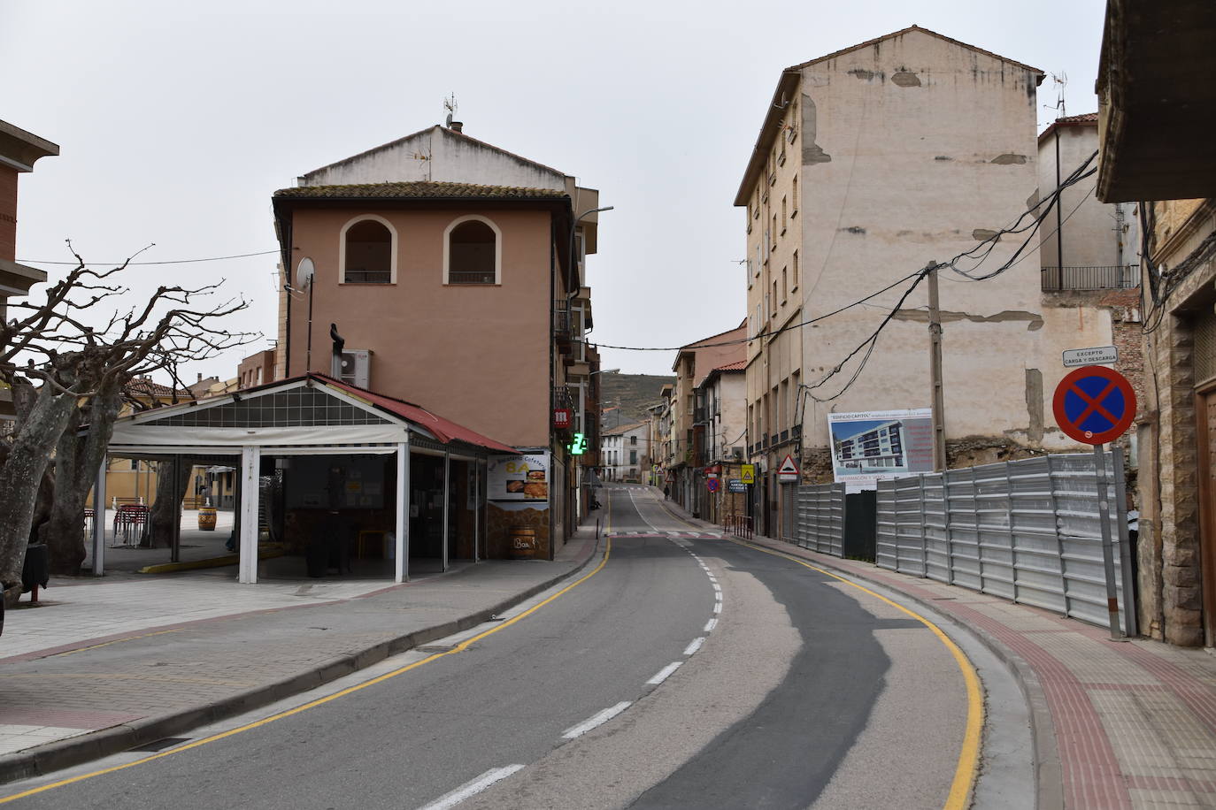 Las calles estaban desiertas en Cervera del Río Alhama y en Valverde en el primer día tras pasar al nivel 6 del semáforo por su alta incidencia de coronavirus.