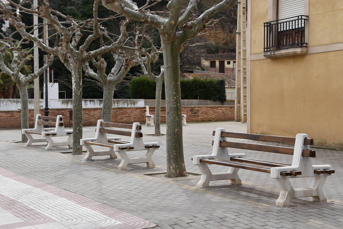 Las calles estaban desiertas en Cervera del Río Alhama y en Valverde en el primer día tras pasar al nivel 6 del semáforo por su alta incidencia de coronavirus.