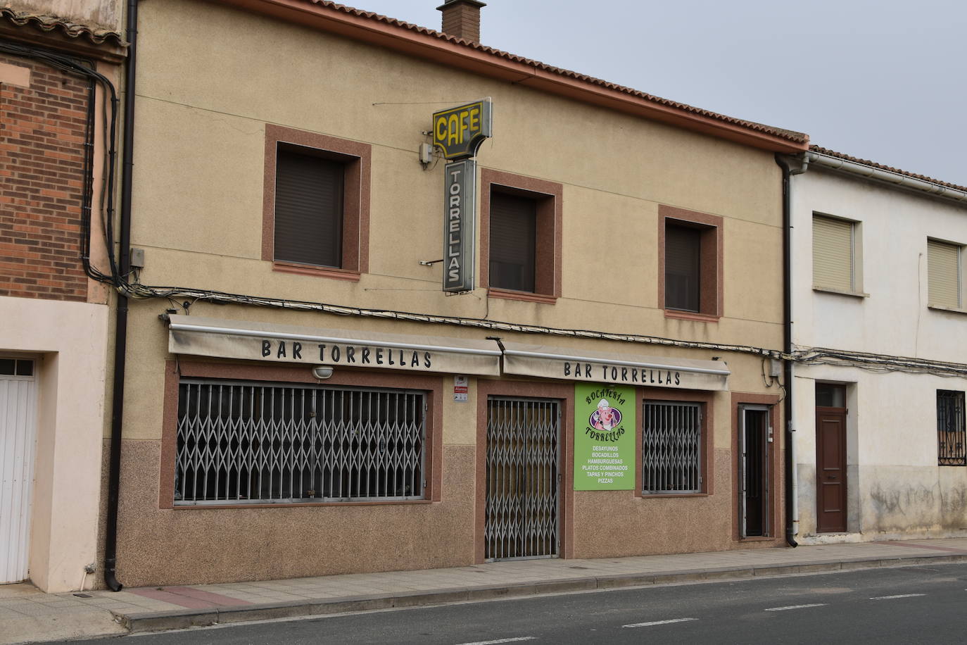 Las calles estaban desiertas en Cervera del Río Alhama y en Valverde en el primer día tras pasar al nivel 6 del semáforo por su alta incidencia de coronavirus.