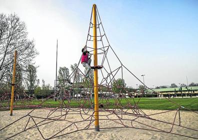 Imagen secundaria 1 - Mateo, de ocho años, se divierte en las instalaciones uno de estos días. Y mesas clausuradas, una de las limitaciones.