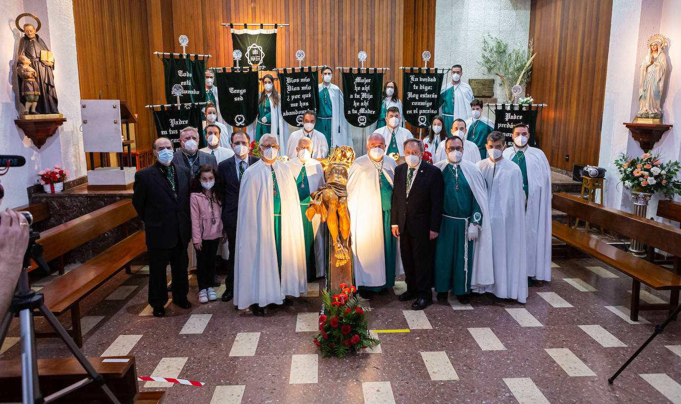 Por segundo año consecutivo, ayer no hubo procesión de las Siete Palabras ni se vieron en un Jueves Santo sus característicos capirotes verdes por avenida de La Paz y aledaños. Pero, esta vez, los cofrades sí pudieron acercarse a la capilla de los Escolapios para contemplar a Cristo en la Cruz. 