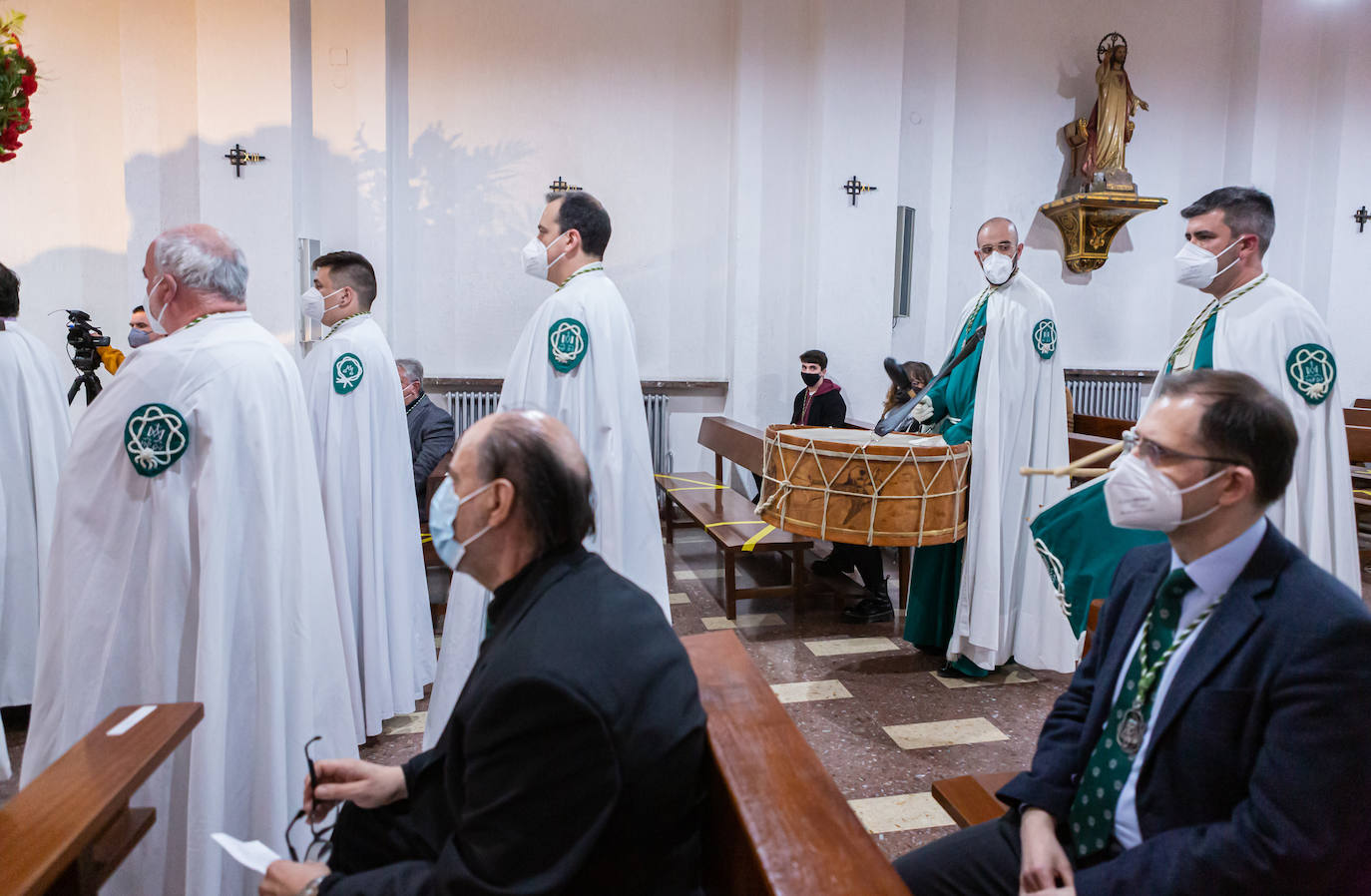 Por segundo año consecutivo, ayer no hubo procesión de las Siete Palabras ni se vieron en un Jueves Santo sus característicos capirotes verdes por avenida de La Paz y aledaños. Pero, esta vez, los cofrades sí pudieron acercarse a la capilla de los Escolapios para contemplar a Cristo en la Cruz. 