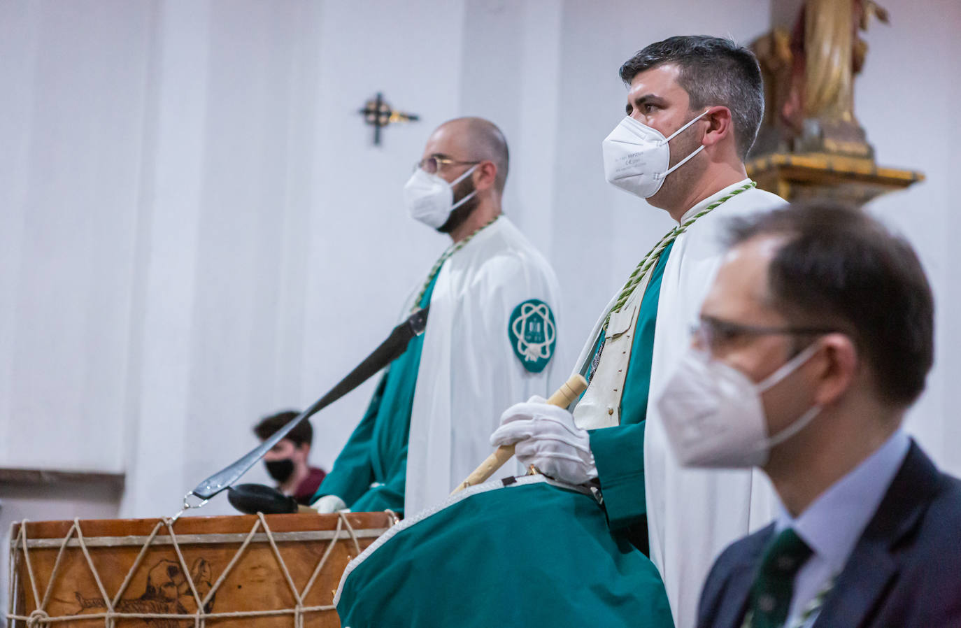 Por segundo año consecutivo, ayer no hubo procesión de las Siete Palabras ni se vieron en un Jueves Santo sus característicos capirotes verdes por avenida de La Paz y aledaños. Pero, esta vez, los cofrades sí pudieron acercarse a la capilla de los Escolapios para contemplar a Cristo en la Cruz. 