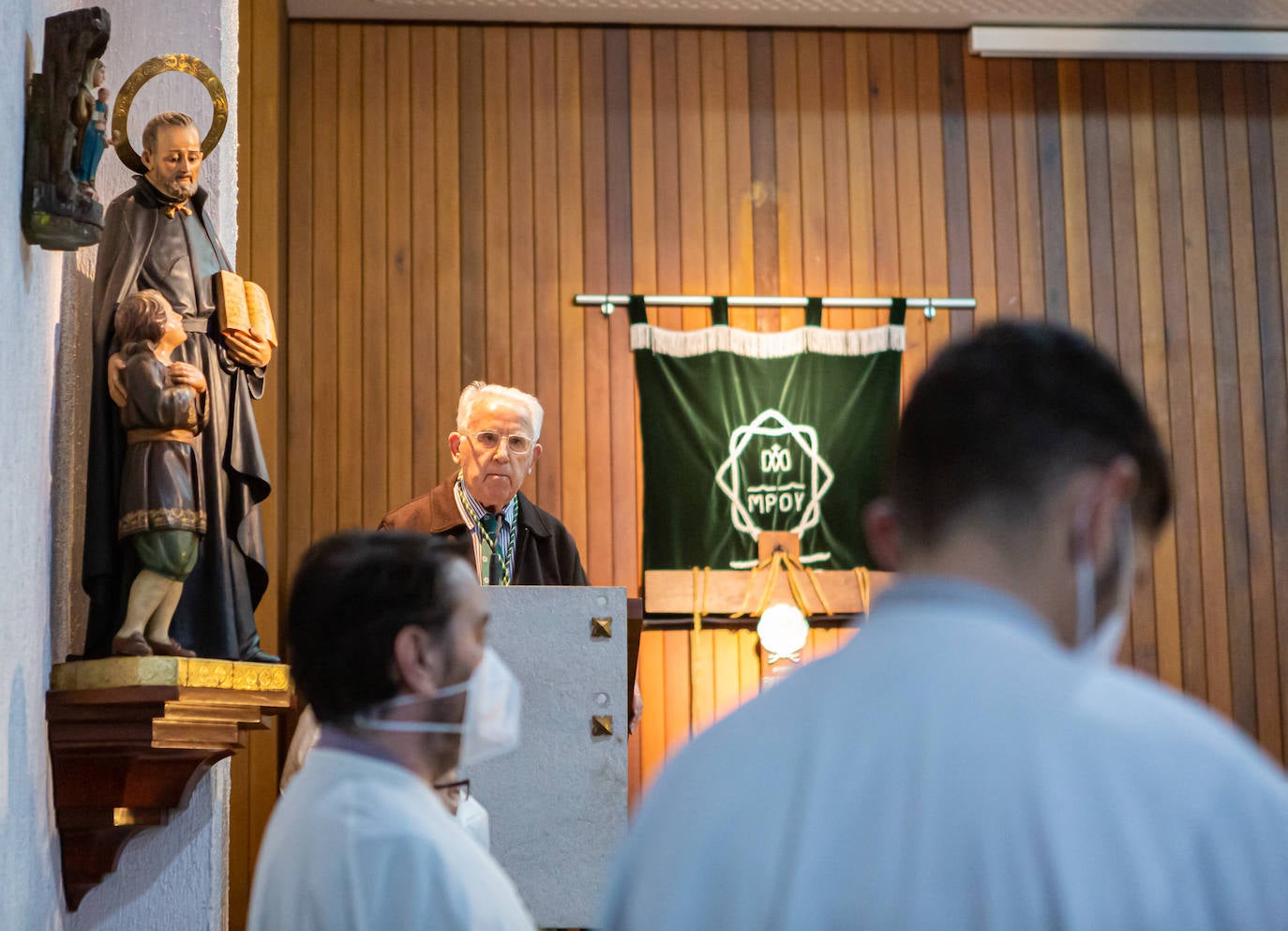 Por segundo año consecutivo, ayer no hubo procesión de las Siete Palabras ni se vieron en un Jueves Santo sus característicos capirotes verdes por avenida de La Paz y aledaños. Pero, esta vez, los cofrades sí pudieron acercarse a la capilla de los Escolapios para contemplar a Cristo en la Cruz. 