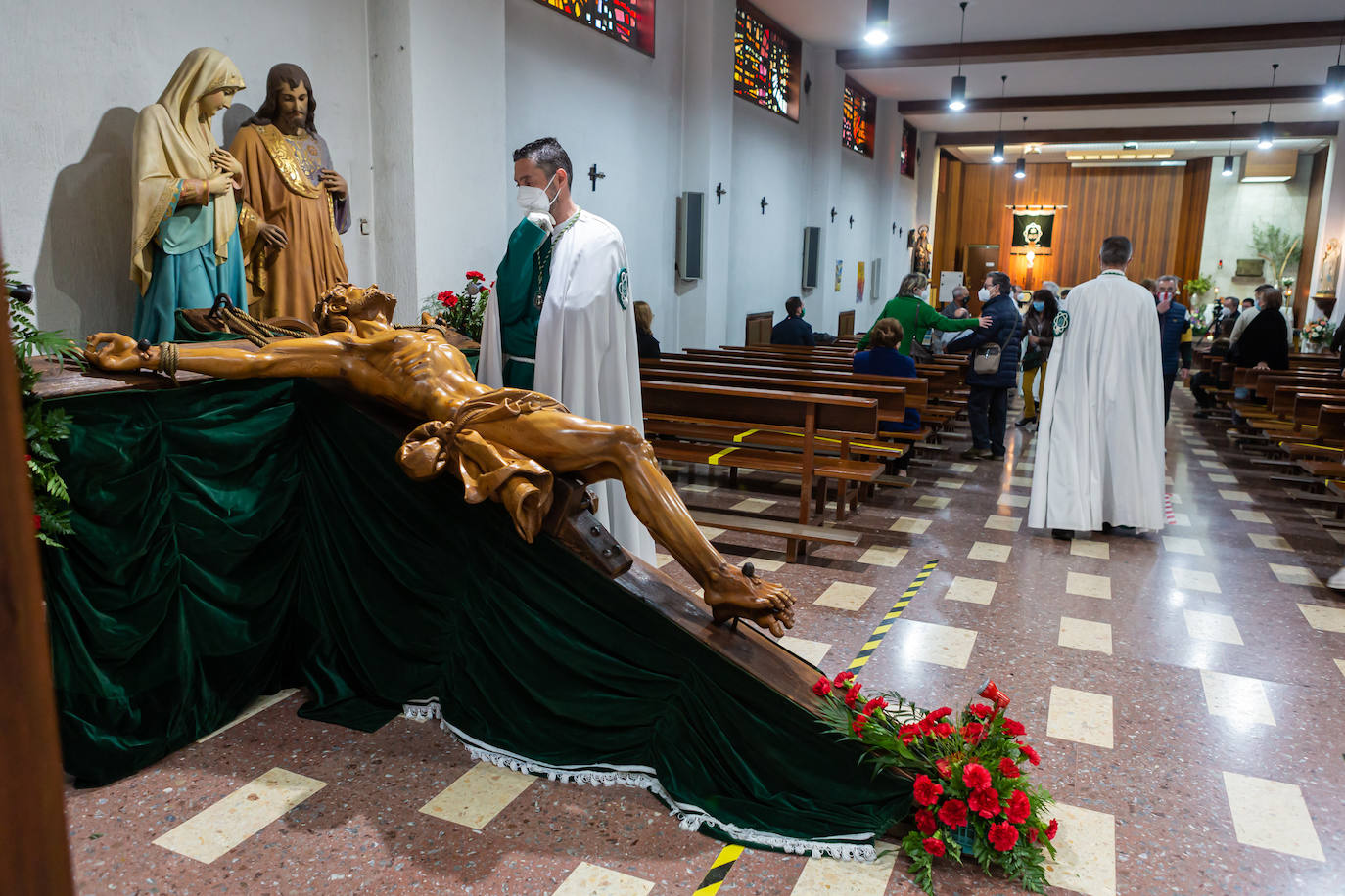 Por segundo año consecutivo, ayer no hubo procesión de las Siete Palabras ni se vieron en un Jueves Santo sus característicos capirotes verdes por avenida de La Paz y aledaños. Pero, esta vez, los cofrades sí pudieron acercarse a la capilla de los Escolapios para contemplar a Cristo en la Cruz. 