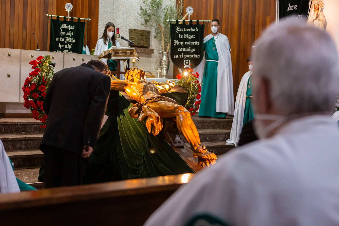 Por segundo año consecutivo, ayer no hubo procesión de las Siete Palabras ni se vieron en un Jueves Santo sus característicos capirotes verdes por avenida de La Paz y aledaños. Pero, esta vez, los cofrades sí pudieron acercarse a la capilla de los Escolapios para contemplar a Cristo en la Cruz. 