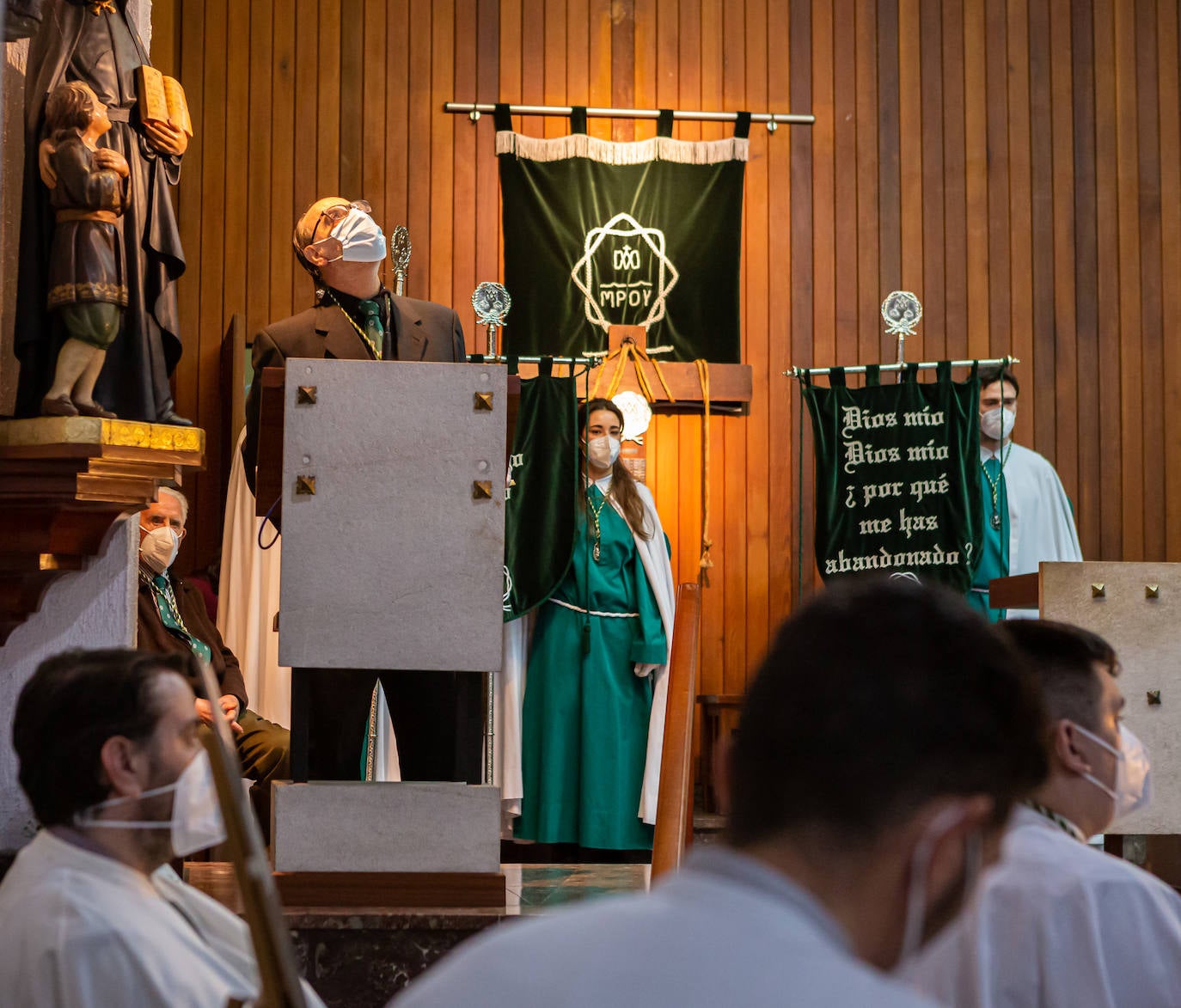 Por segundo año consecutivo, ayer no hubo procesión de las Siete Palabras ni se vieron en un Jueves Santo sus característicos capirotes verdes por avenida de La Paz y aledaños. Pero, esta vez, los cofrades sí pudieron acercarse a la capilla de los Escolapios para contemplar a Cristo en la Cruz. 