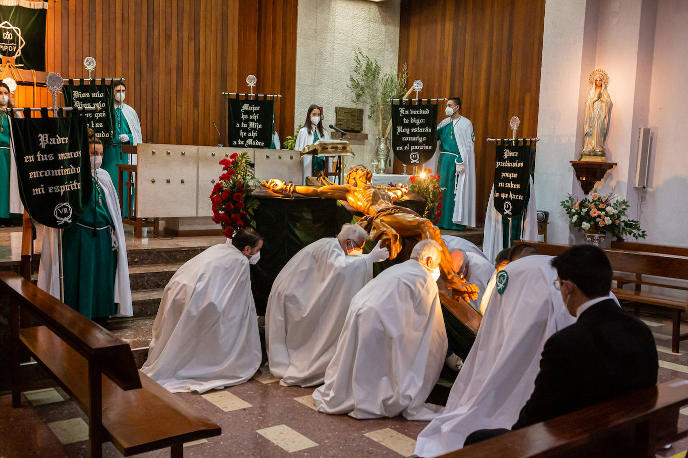 Por segundo año consecutivo, ayer no hubo procesión de las Siete Palabras ni se vieron en un Jueves Santo sus característicos capirotes verdes por avenida de La Paz y aledaños. Pero, esta vez, los cofrades sí pudieron acercarse a la capilla de los Escolapios para contemplar a Cristo en la Cruz. 