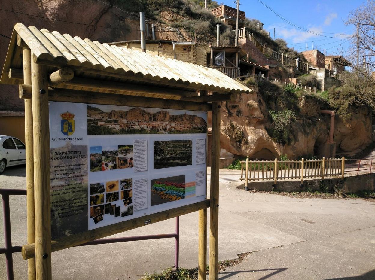 Panel informativo en el Bario de Bodegas. 