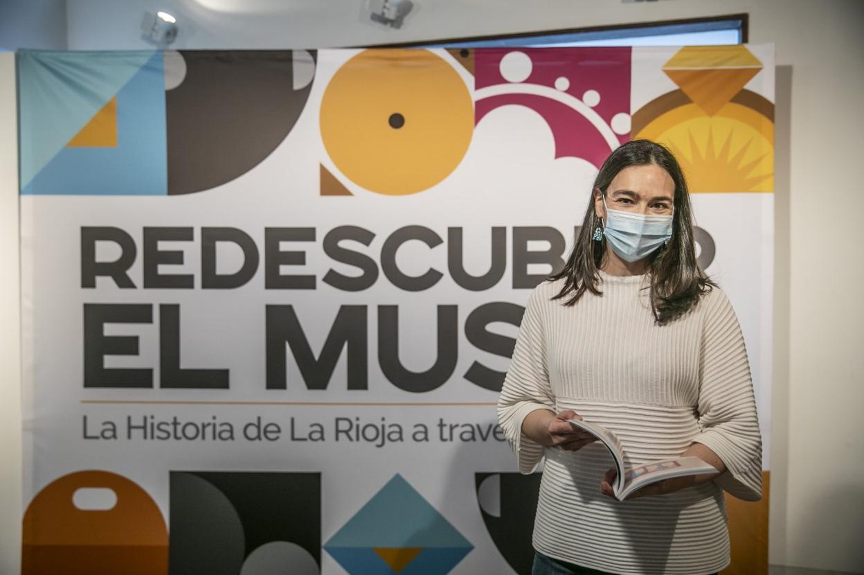 Elvira Valgañón posa con el catálogo y el cartel de la exposición en el Museo de La Rioja. 