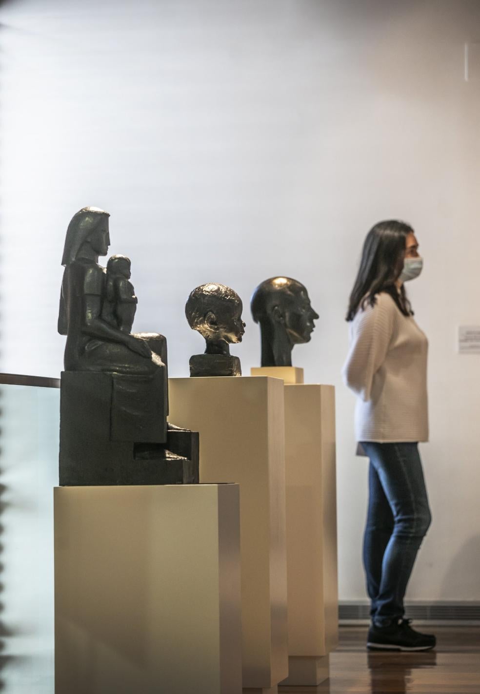 En primer término, la escultura 'Maternidad', de Daniel González, y al fondo, Elvira Valgañón. 