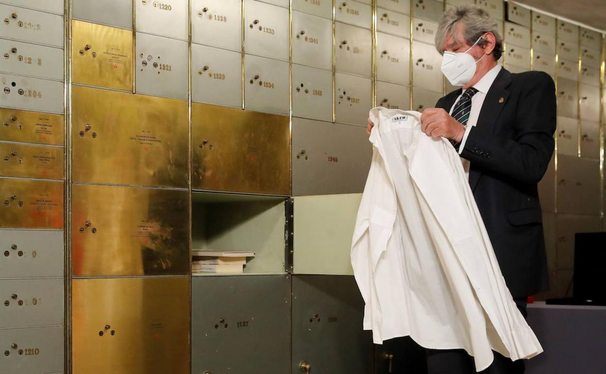 Luis Rosales Fouz, hijo del poeta Luis Rosales, con la camisa que depositó en la Caja de las Letras del Cervantes. 