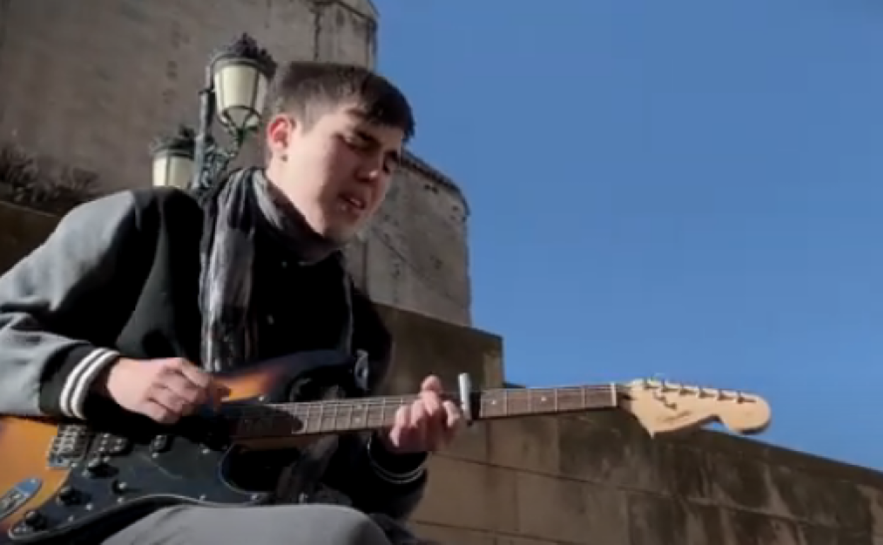 Una imagen de Youtube del joven cantautor Sergio Auqué. 