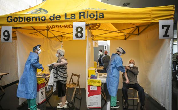 Dos de las cabinas donde se administran las vacunas.