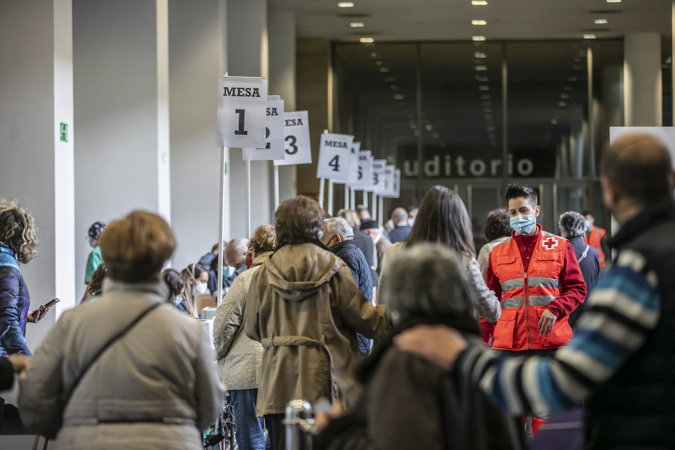 Unos 1.500 logroñeses han sido citados este martes en el Palacio de Congresos de la capital riojana