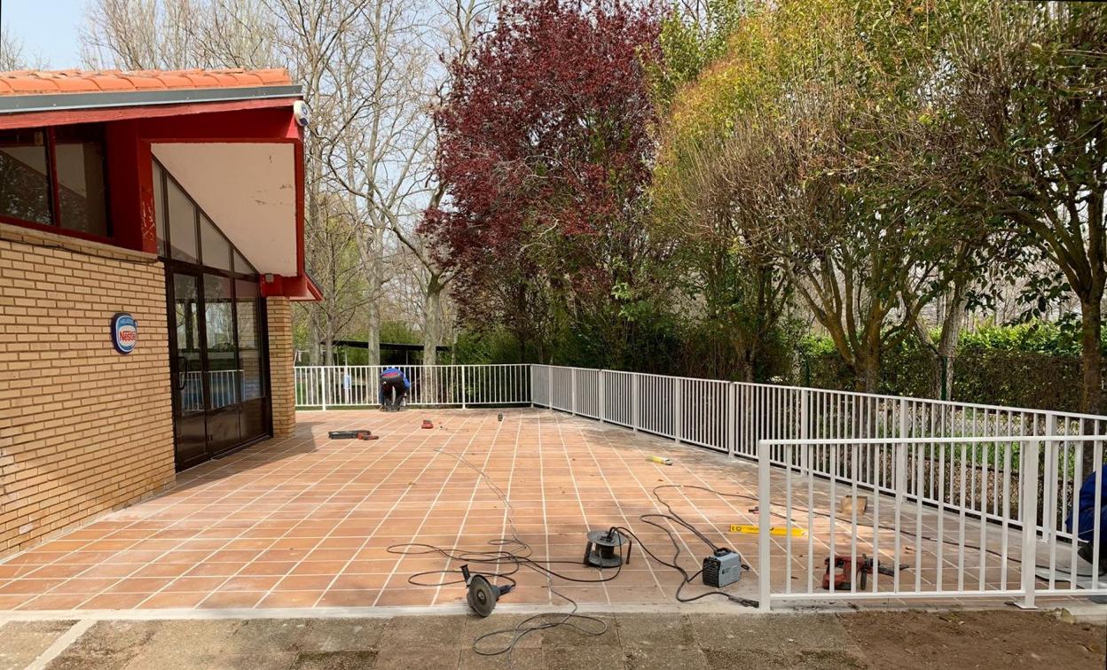 La nueva terraza hostelera construida junto al bar de las piscinas municipales. 