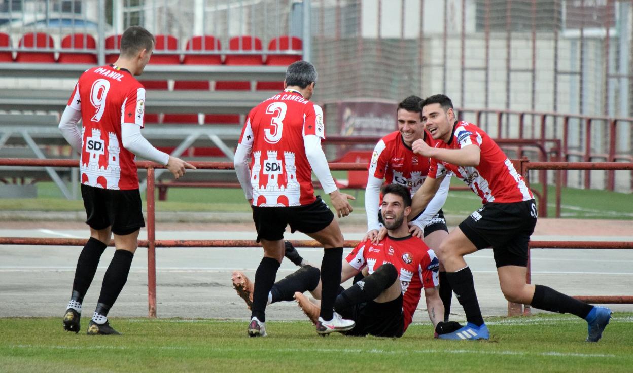 Los jugadores de la SDL celebran un gol en el Mundial 82. 