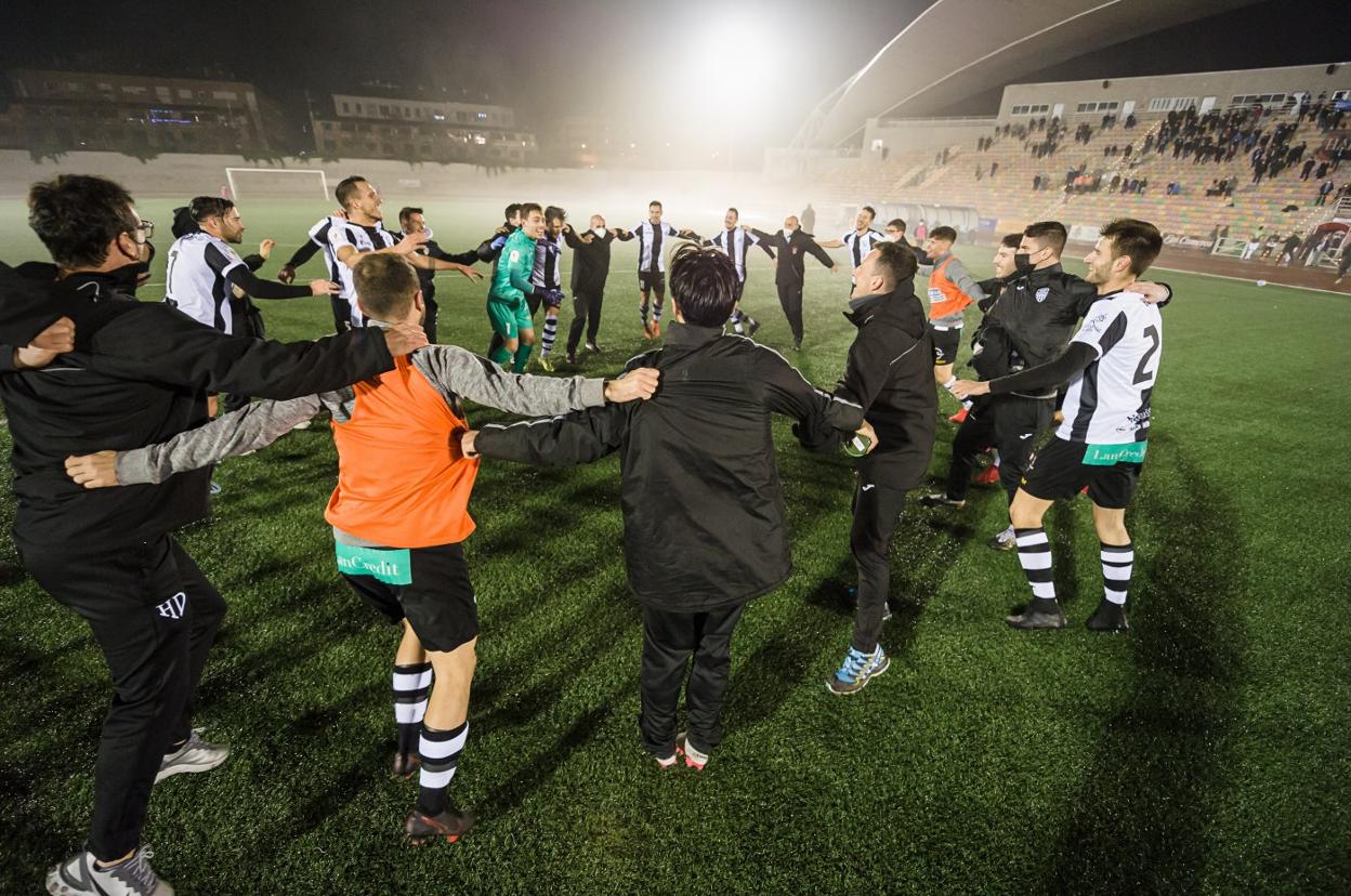 El Haro celebra la victoria al finalizar el encuentro ante la Balompédica en la Copa del Rey. 