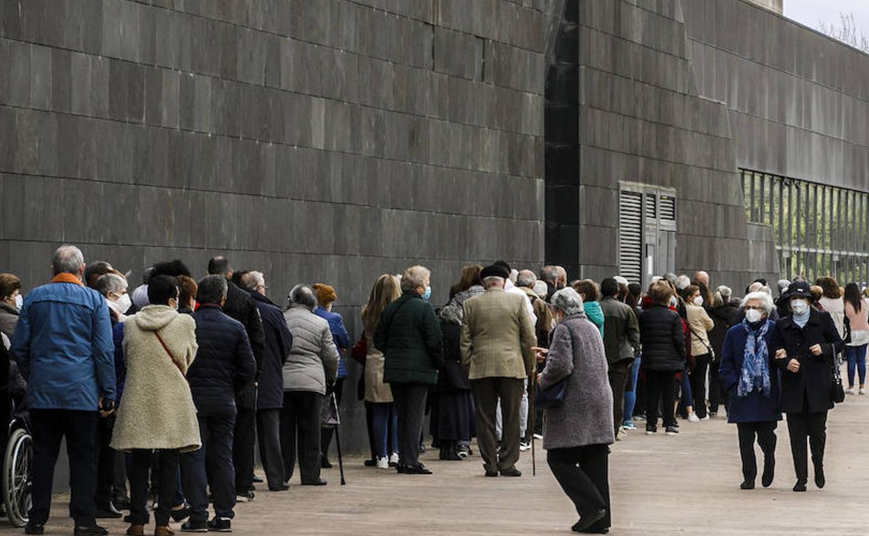 Filas en Riojaforum para la vacunación. 