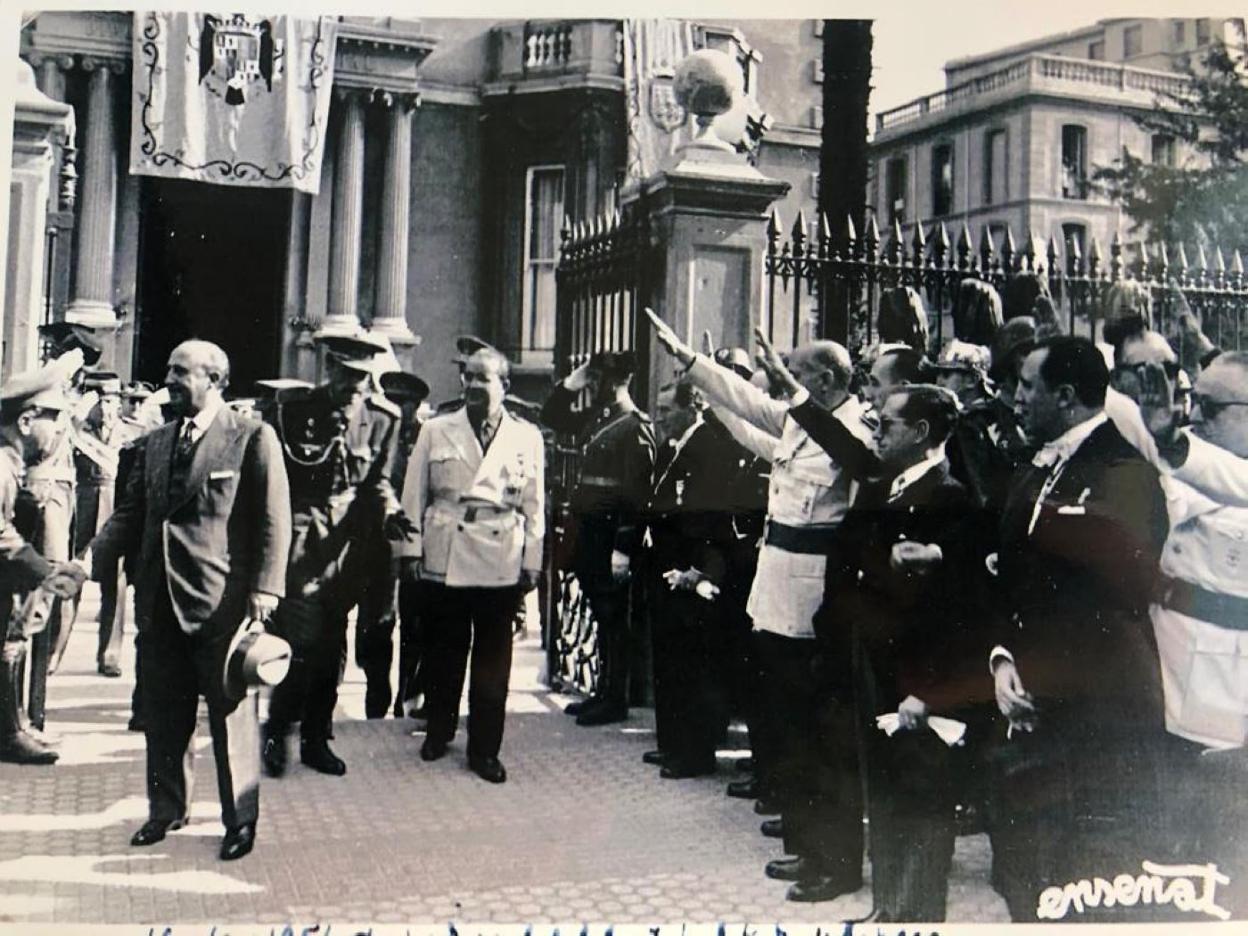 El general Franco visitó Logroño en 1954, una visita a la que asistió Sabrás, cuarto por la derecha, que no hizo el saludo fascista. 