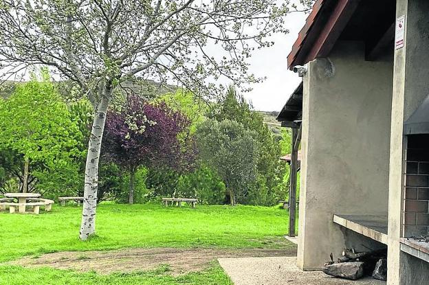 Cámara instalada sobre una barbacoa en la ermita de la Esclavitud.