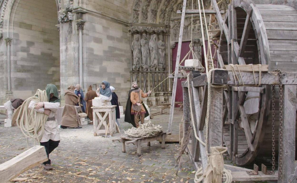 Recreacón de las obras de contrucción de la catedral de Notre Dame.